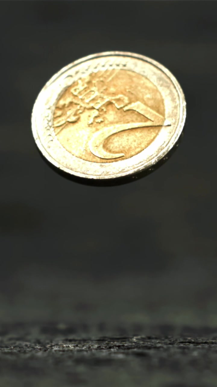 Moneta da 2 euro che ruota e cade al rallentatore