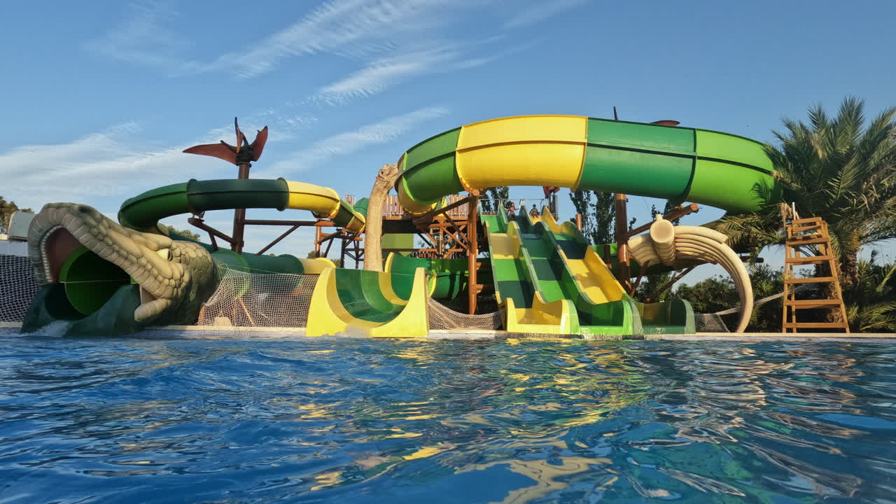 tobogán en el parque acuático