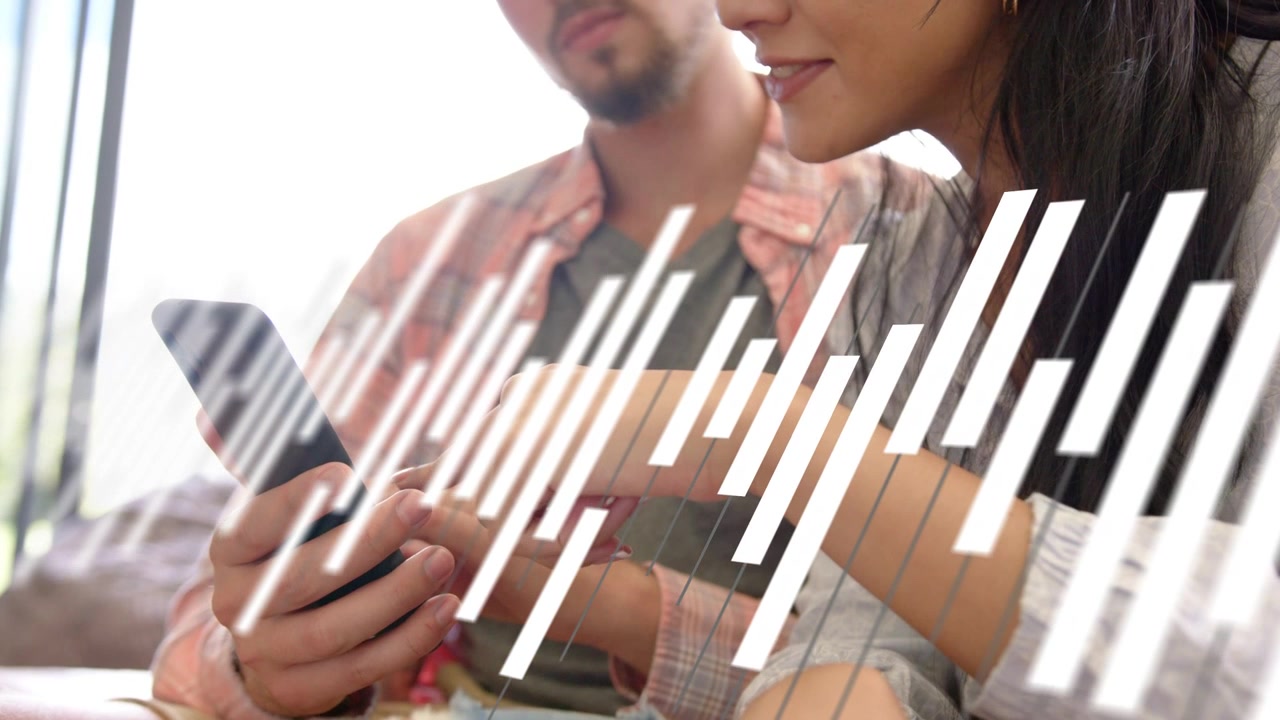 Donna che si sporge e indica sul divano, uomo che inclina il telefono, una barra animata che guida la navigazione mobile.