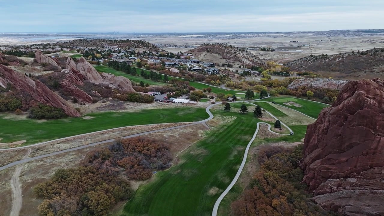 Vista aerea dall'alto del campo da golf Arrowhead con un ambiente roccioso aspro e fairway di un verde vibrante