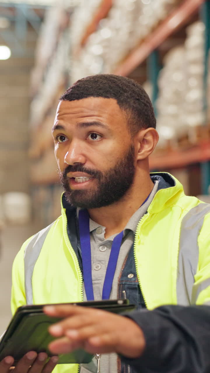 trabajadores del almacén discutiendo el inventario