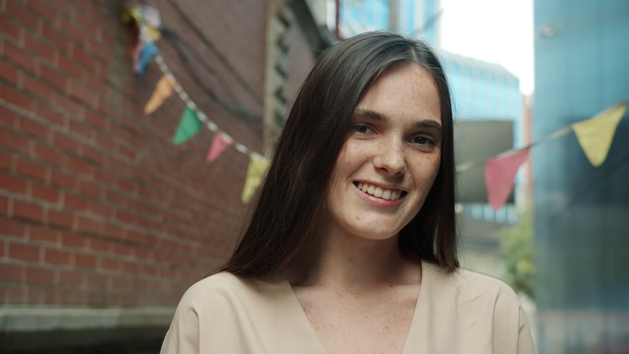 mujer feliz sonriendo al aire libre