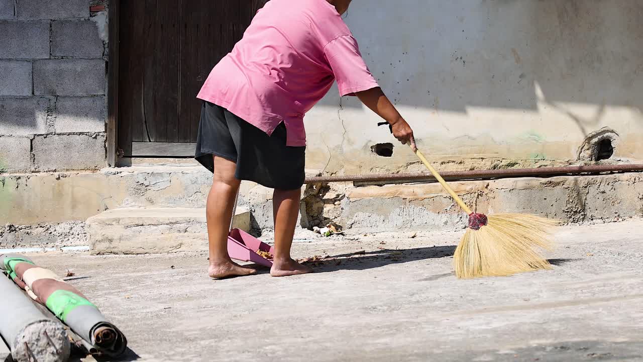 limpieza individual de las hojas con una escoba
