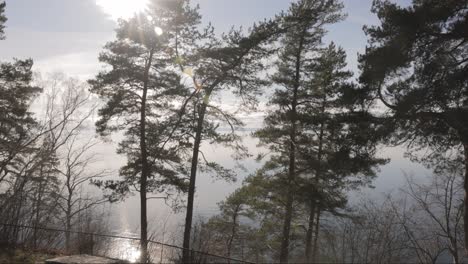 Luz-Del-Sol-De-La-Mañana-Temprano-En-El-Lago-Vattern-En-Suecia,-Europa