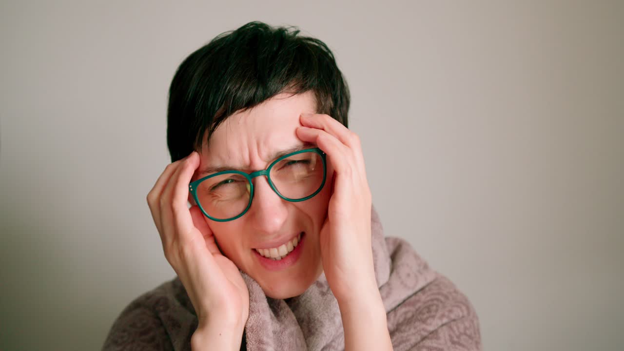 강한 두통을 가진 질병이나 문제를 생각하는 두려운 스트레스를 받는 여성