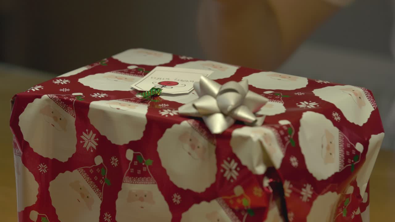 Statisk bilde av et navneskilt som festes på en julegave