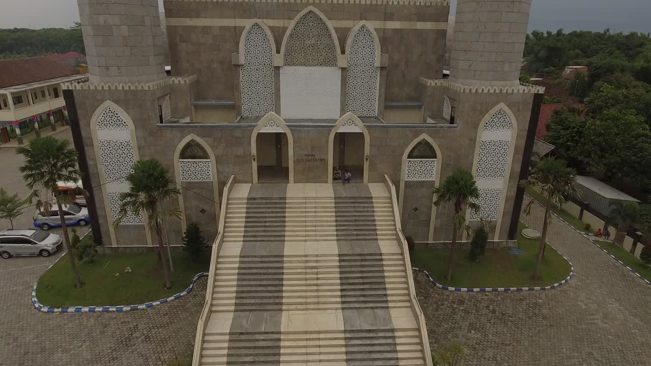 edificio de mezquita con arquitectura de oriente medio cerca de la carretera de peaje trans java en indonesia