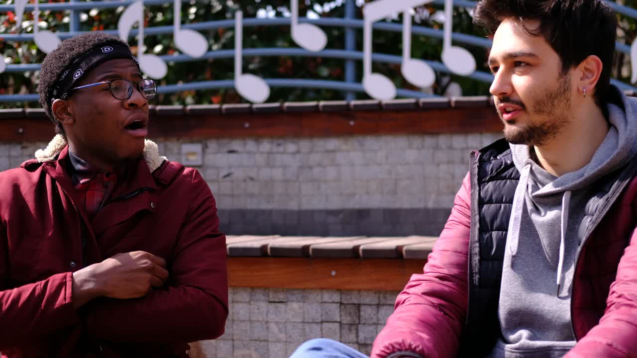 negro y blanco joven hombre hablar