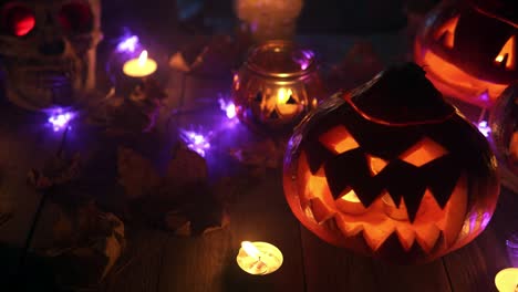 cara brillante de una espantosa vela de calabaza brilla cerca de fondo en bucle