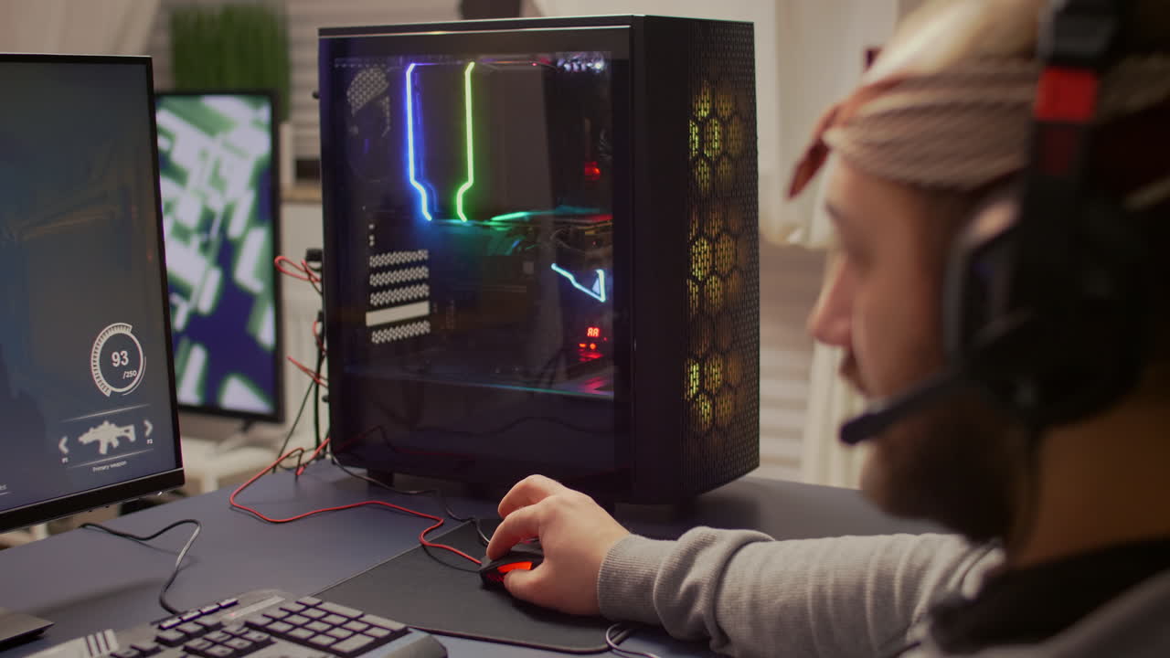 마이크와 함께 스트리밍하는 경쟁적인 사이버 프로 게이머