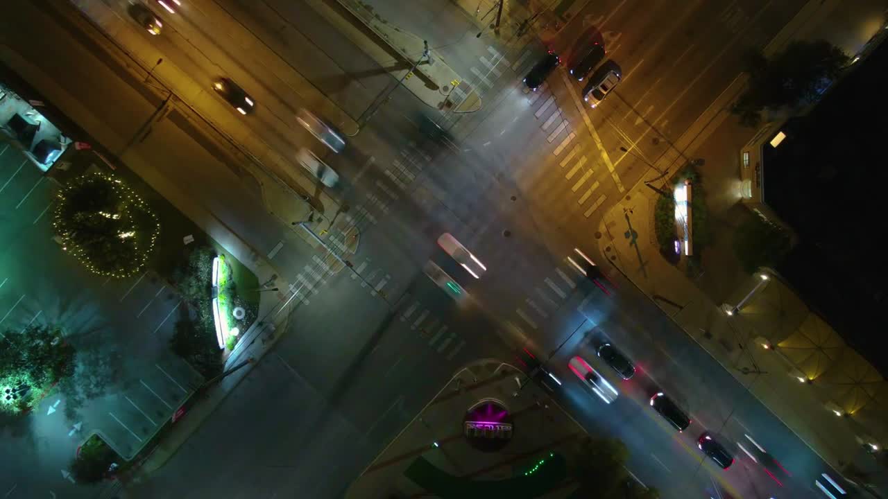 lapso de tiempo aéreo del tráfico de austin, texas en la noche sobre la intersección de west 5th y north lamar