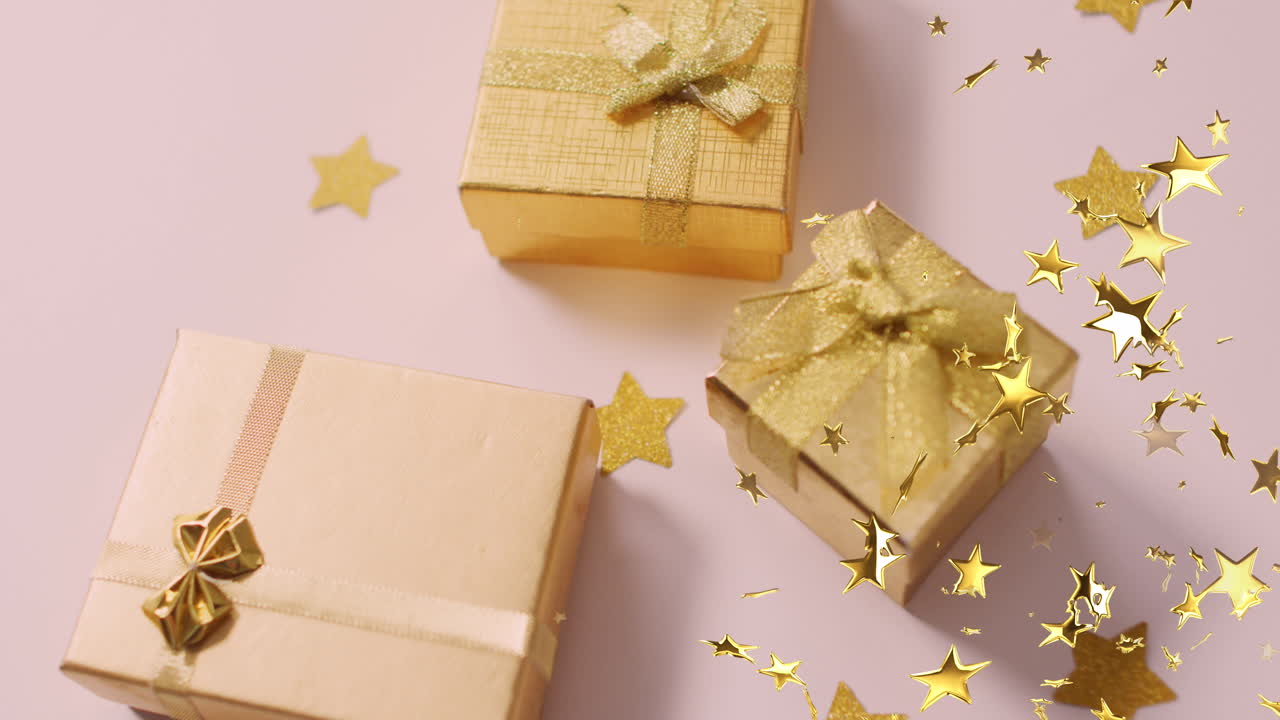 Molteplici icone a stella dorate fluttuanti su regali di Natale su una superficie bianca.