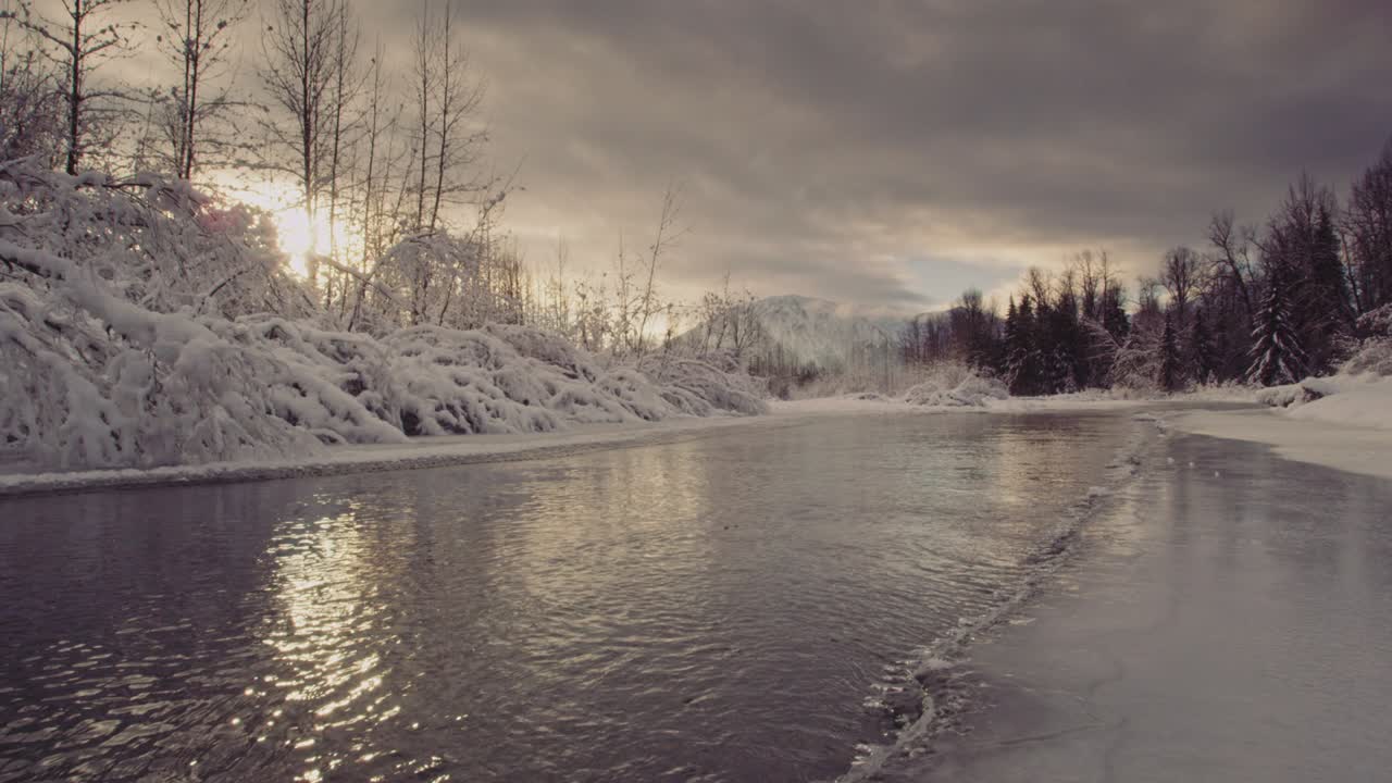 알래스카의 추운 구름이 많은 날에 얼어붙은 강