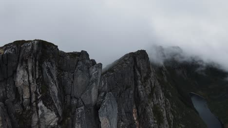 沿着山脊飞行,左边没有雾<unk>的景色,右边是山谷中的湖泊