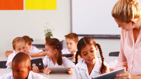 Lehrer-Unterrichtet-Kinder-Auf-Einem-Digitalen-Tablet