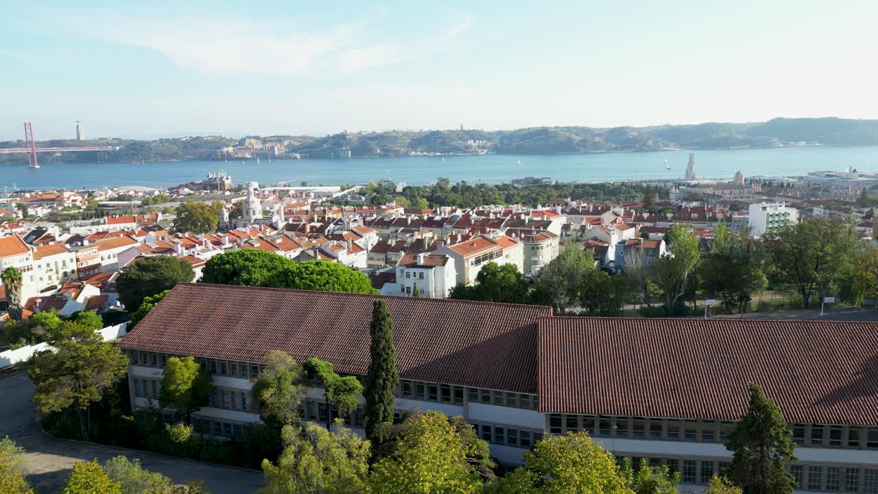 배경 에 타고스 강 이 있는 리스본 을 공중 에서 볼 수 있다