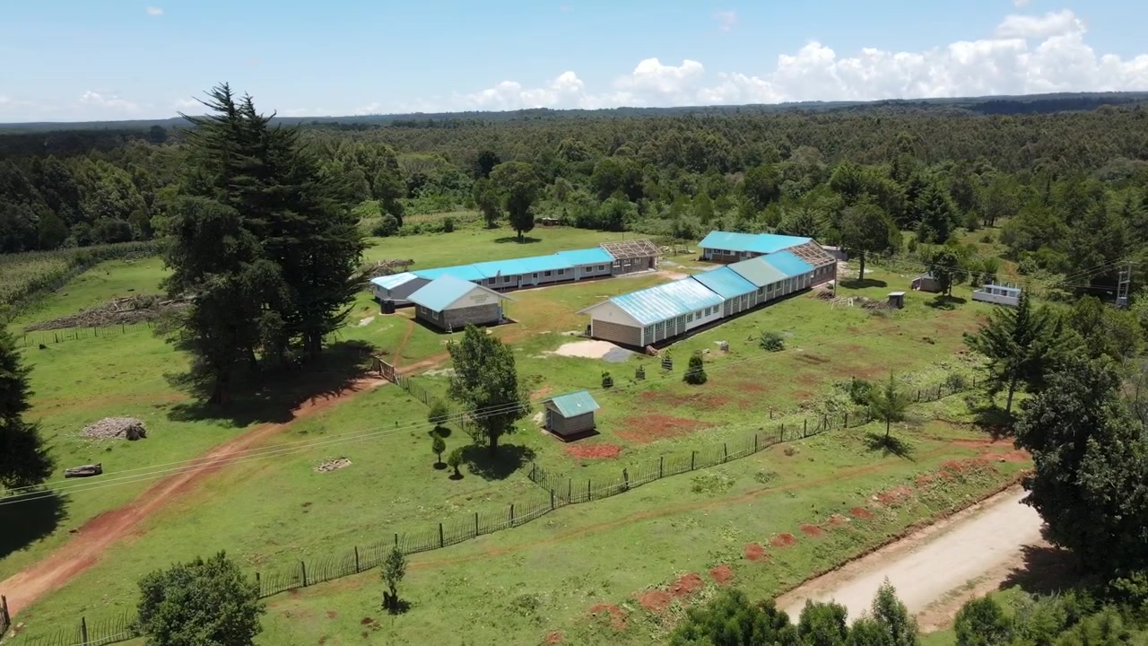Ảnh chụp bằng flycam con đường bụi bặm và tòa nhà đang xây dựng ở Kaptagat, Kenya, Châu Phi 2.