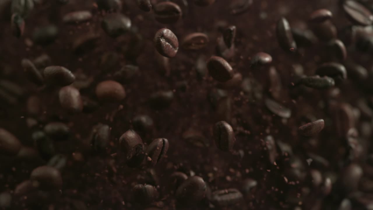 кофейные зерна бросаются в замедленном движении