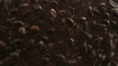 los granos de café se lanzan en cámara lenta