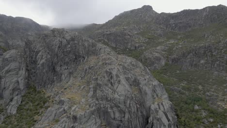 montaña rocosa en covao da ametade en serra da estrela, portugal