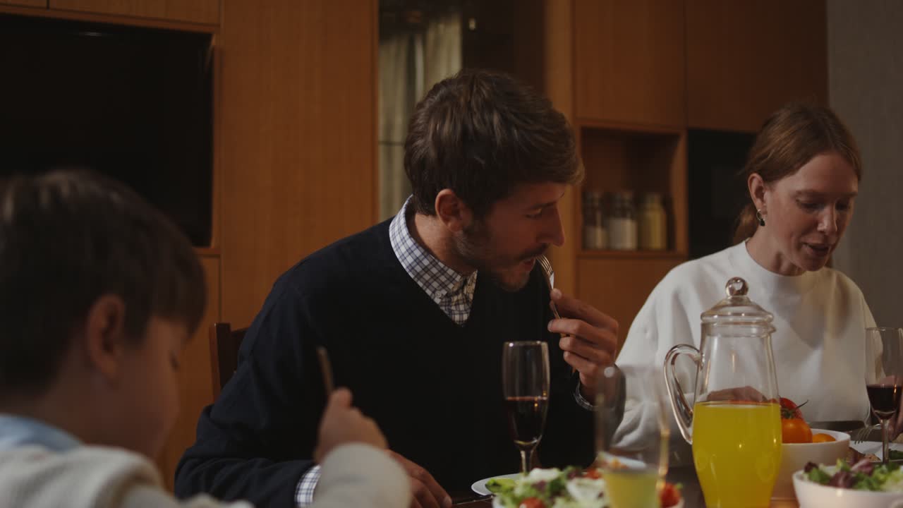 cena familiar en el hogar