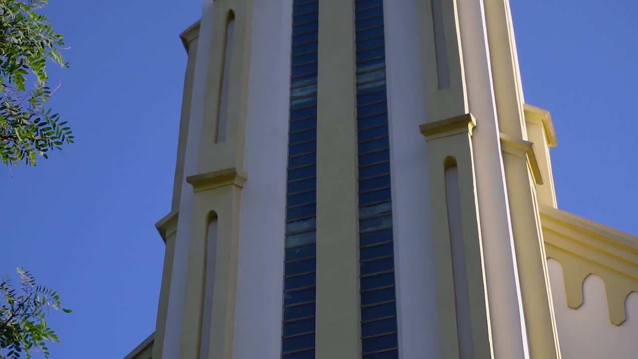 una iglesia en un pueblo pequeño