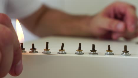 terapeuta que realiza un procedimiento de moxibustion en un centro de salud. la moxibusción es un efecto térmico en puntos biológicamente activos ubicados en toda la superficie del cuerpo humano