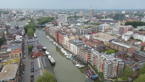 muelles frente al mar de la ciudad de bristol reino unido imágenes de drones en aumento 4k