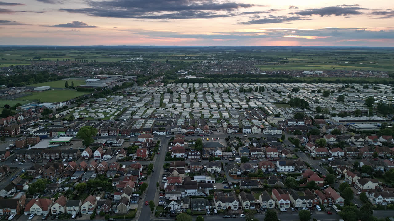 skegness: un destino de vacaciones de verano con impresionantes playas y lugareños amigables, capturado en una escena de puesta de sol