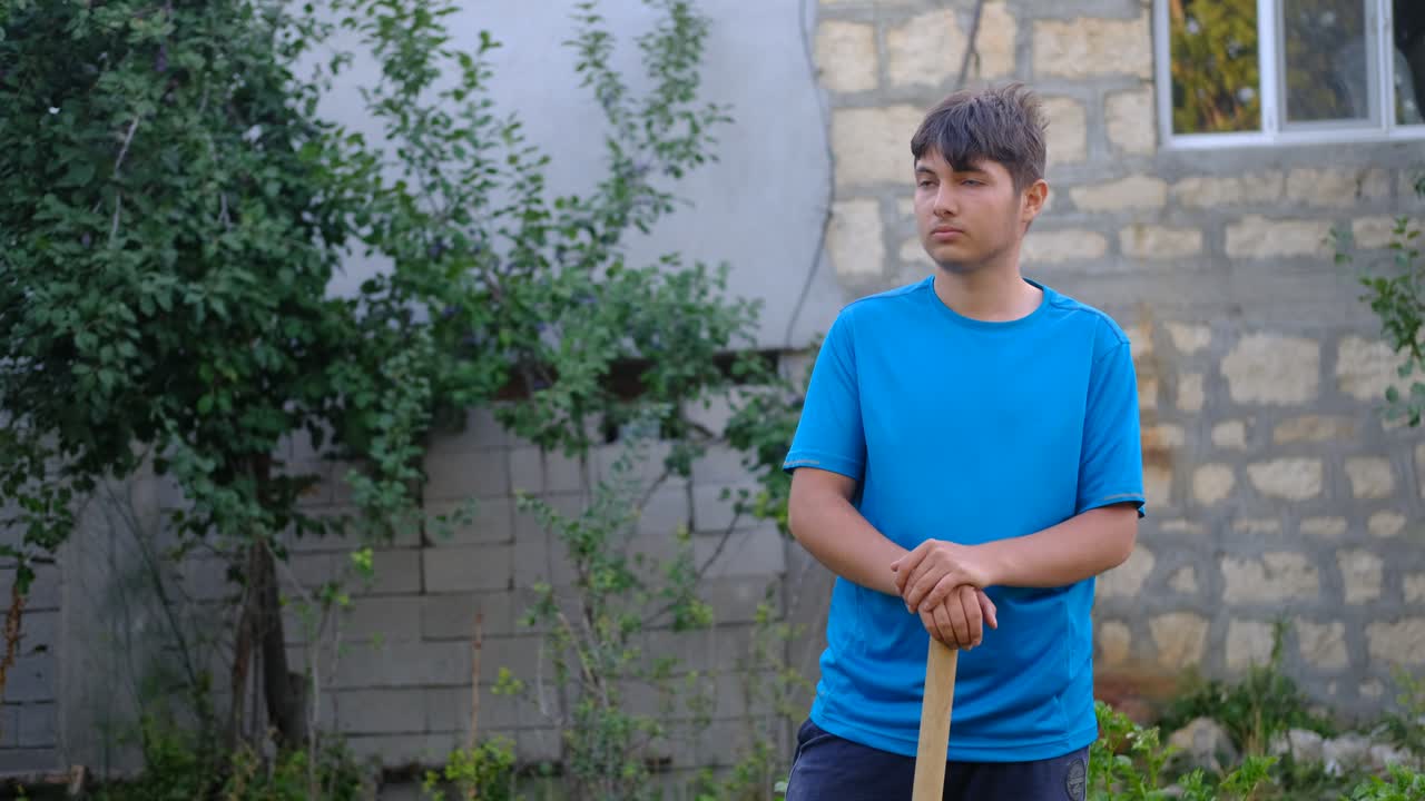 정원사 는 정원 에서  ⁇  을 보여주고 있다