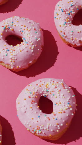 video de rosquillas con glaseado en fondo rosa