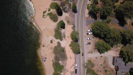 toma aérea de una carretera montañosa con tráfico en movimiento rápido y sus áreas adyacentes