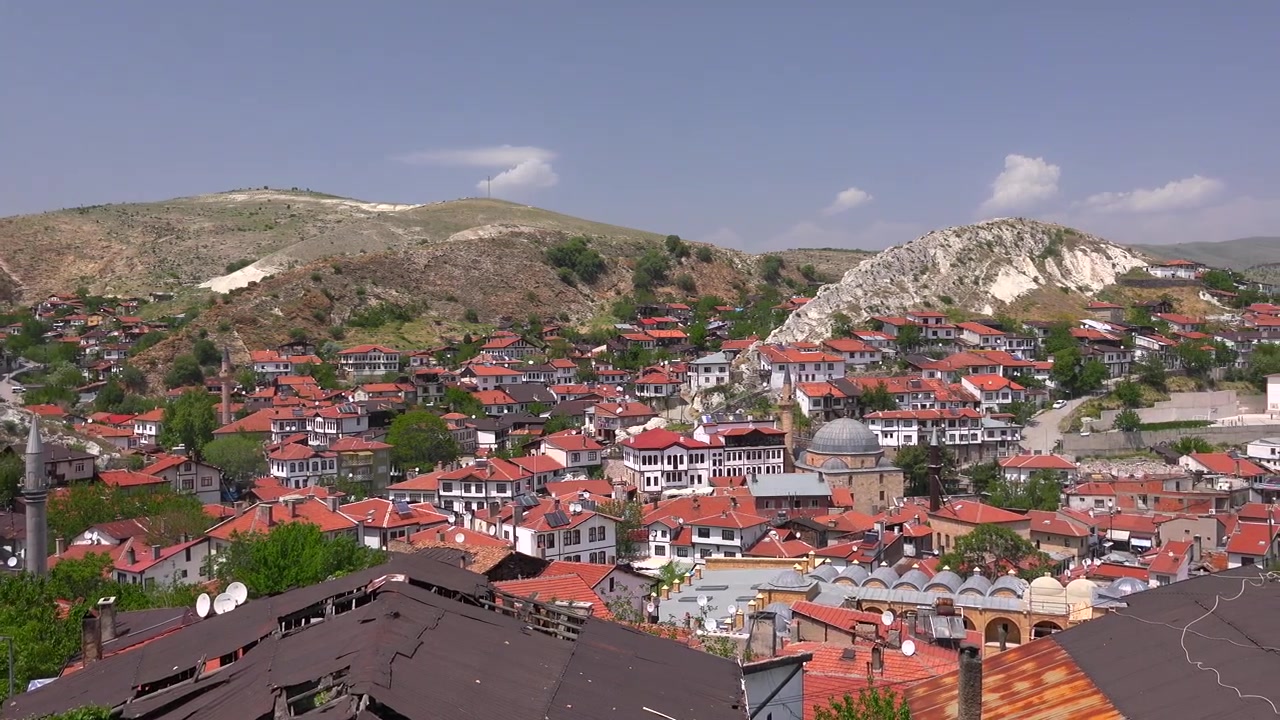 Türkiye'nin Beypazarı ilçesindeki geleneksel evlerin panoramik manzarası