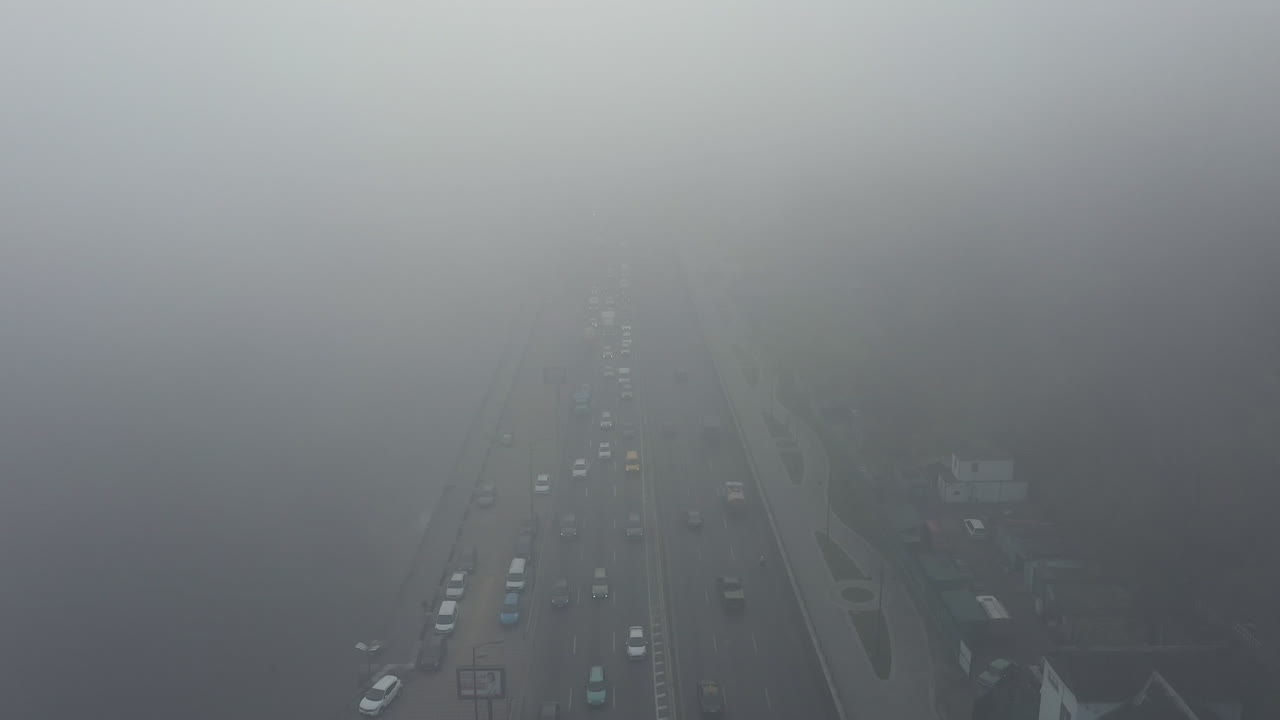 고속도로 의 밀집 한 안개 트래픽