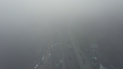 tráfico de niebla denso en una autopista