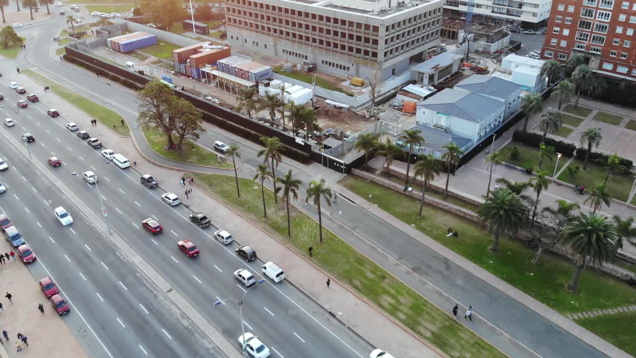 우루과이 몬테비데오 해변에 위치한 교통의 공중 촬영