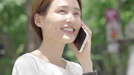 스마트폰으로 대화하는 여자