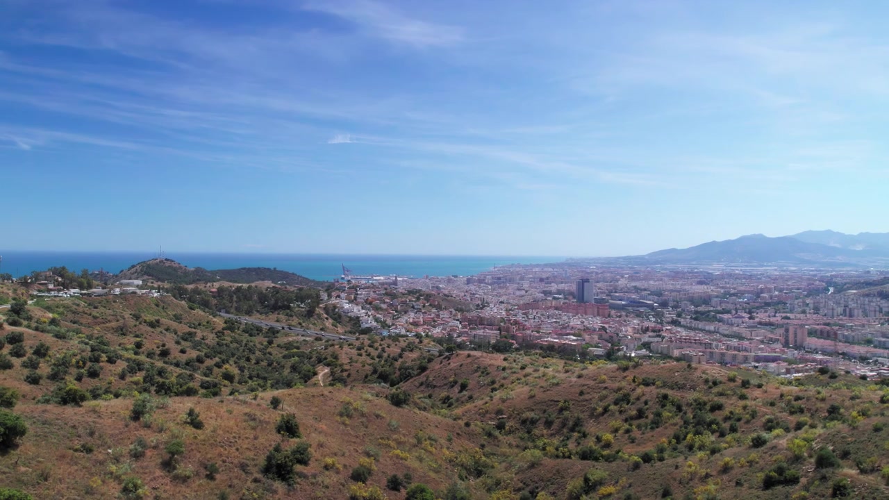 Vista aerea di Malaga con un cielo azzurro limpido