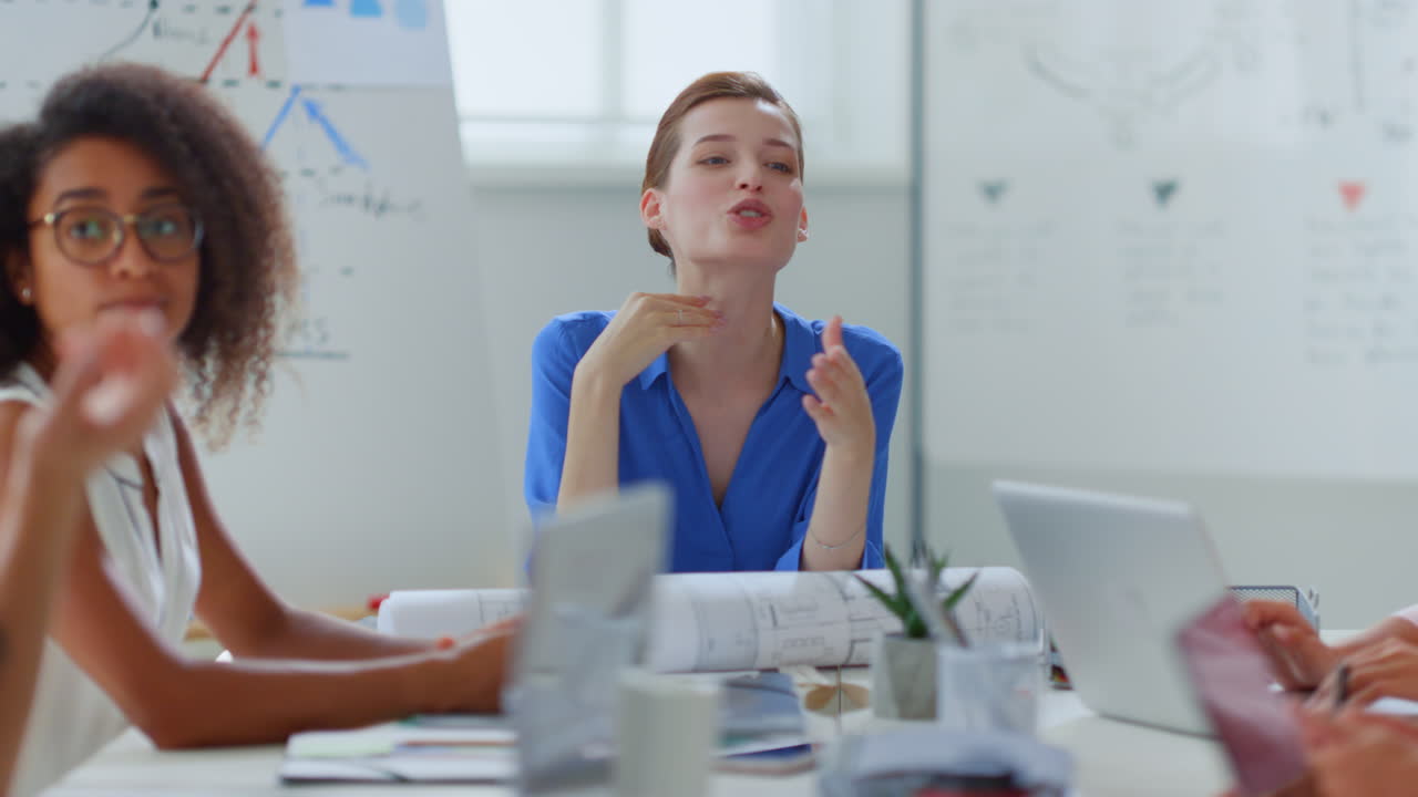 사업가 여성 직원 사무실. 여성 보스 테이블에 앉아 동료