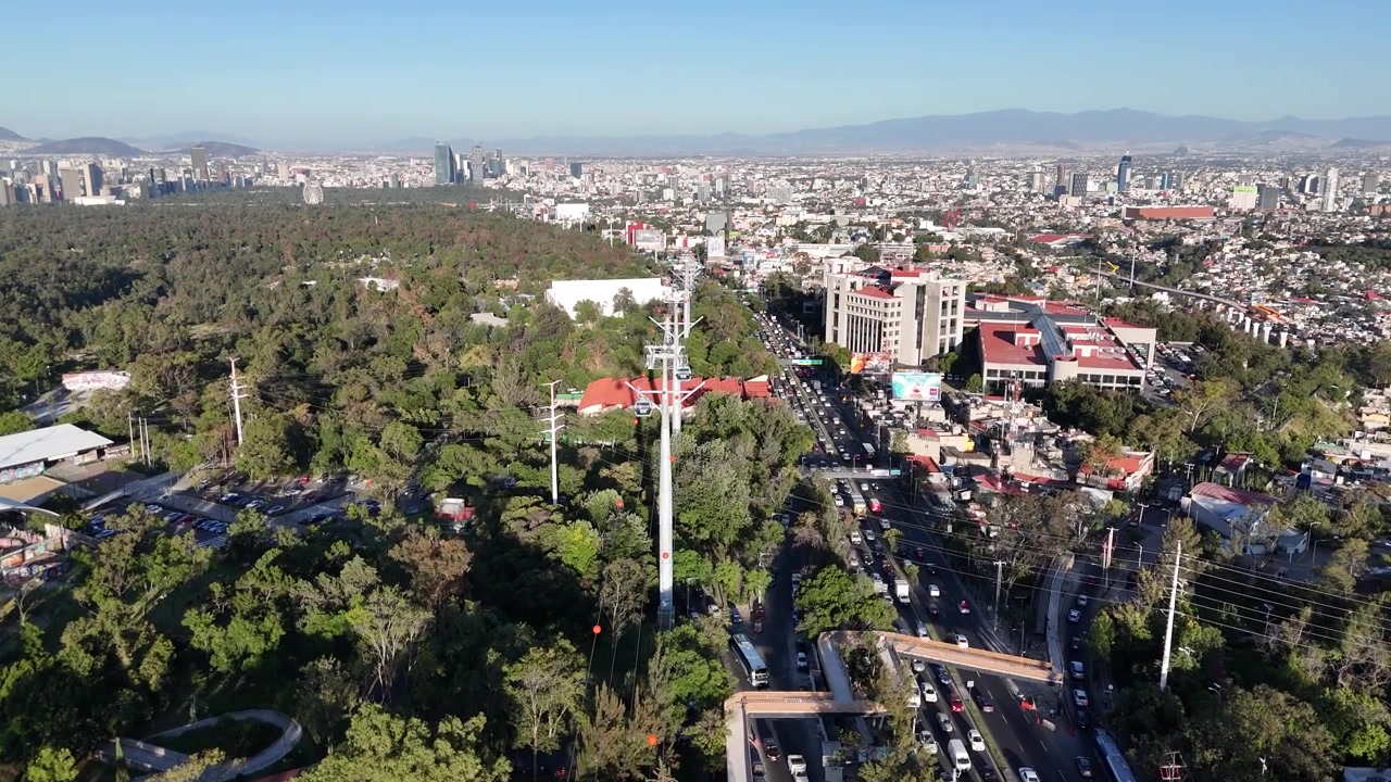 Öğleden sonra teleferik ve Meksika Şehri görüntüsü