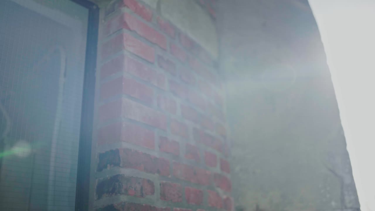 정말 멋진 렌즈플레어가 있는 레스토랑 벽돌 탑의 세부 샷