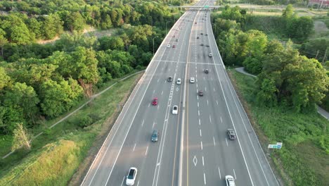 Vista-Aérea-De-Los-Coches-En-La-Carretera