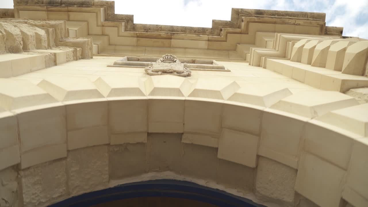 enorme puerta adornada entrada a fort st