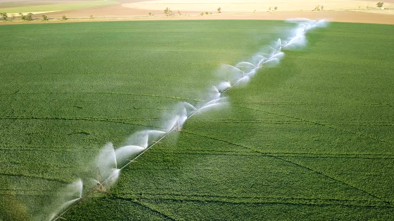 4k aéreo. volar sobre el océano, el mar con reflejo solar. composición de giro