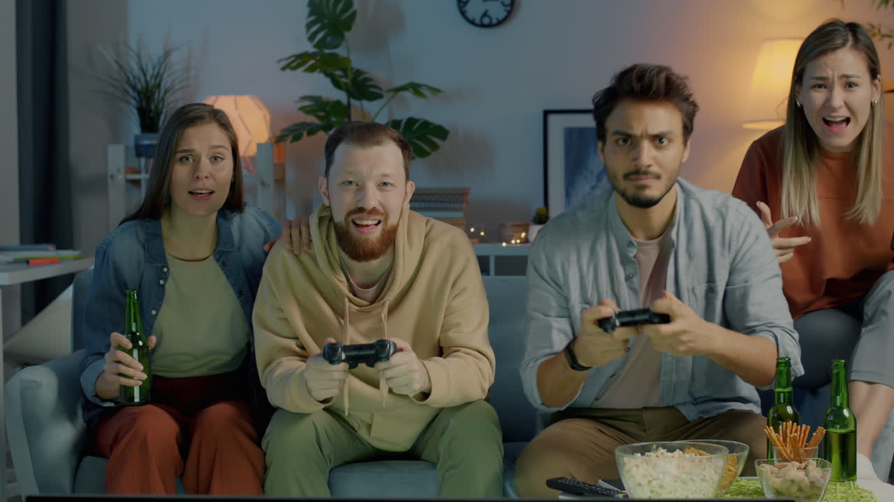 Ystävät pelaamassa videopelejä kotona