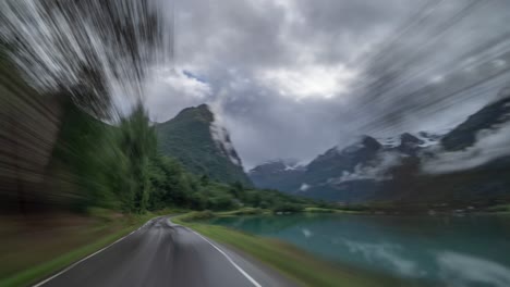 un paseo por la carretera estrecha en el campo noruego