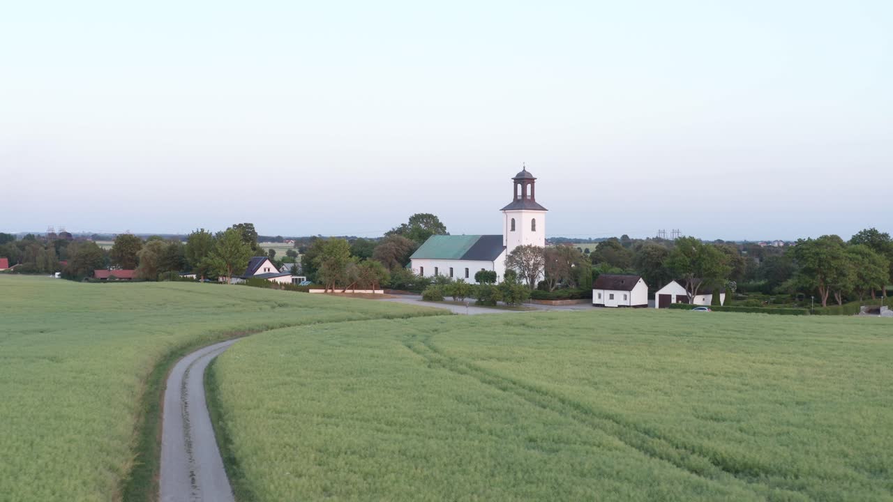 스웨덴 남부 스카네 에 있는 교회 의 드론 사진 과 앞면 에 있는 라프시드  ⁇
