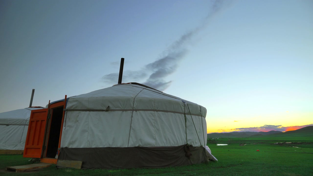 Traditionell jurta på mongoliska stäppen vid solnedgången