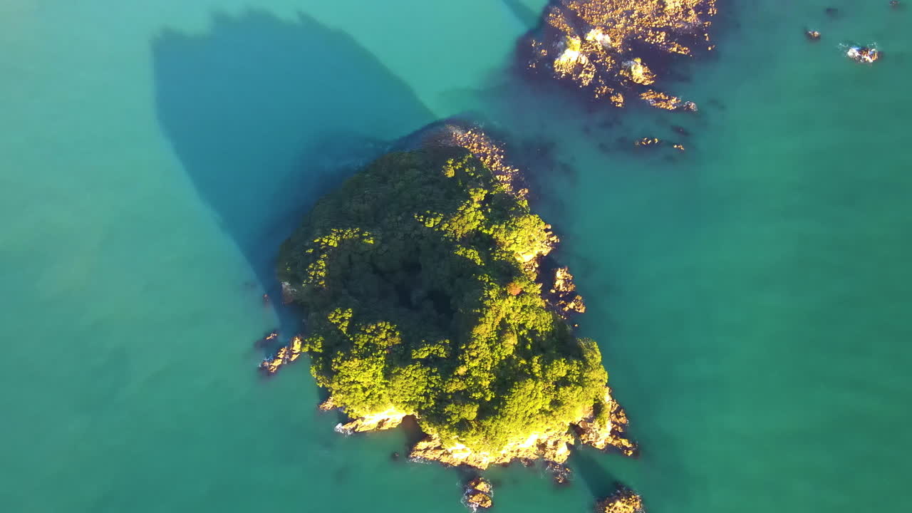 뉴질랜드 whangamata 에 있는 whenuakura 섬 과 maukaha 바위 의 그림 같은 풍경