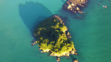 Picturesque-View-Of-Whenuakura-Island-and-Maukaha-Rocks-In-Whangamata,-New-Zealand